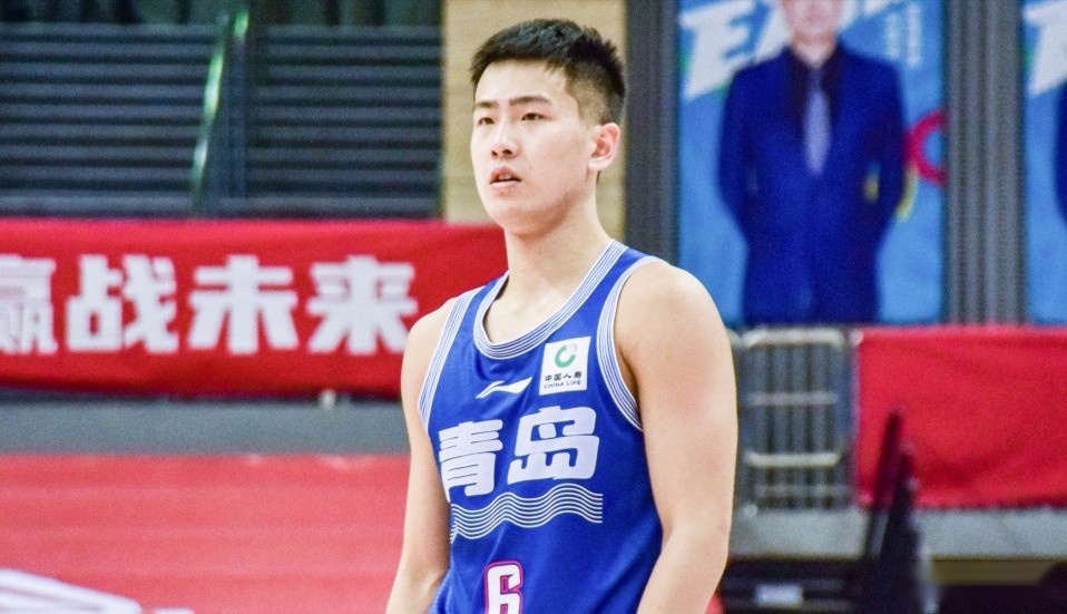他都以严谨